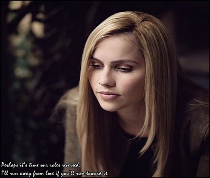 → (intră) Ooh,  hello Eleno, salut big Salvatore. (intră în bucătărie şi se apleacă spre cl. - 01 x welcome to mystic falls