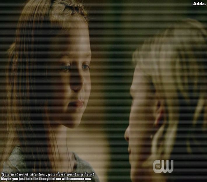 》*zâmbește larg când o vede* Bex, mătușico.. Desenam și eu cu Dean, tu ce faci? + - 01 x welcome to mystic falls