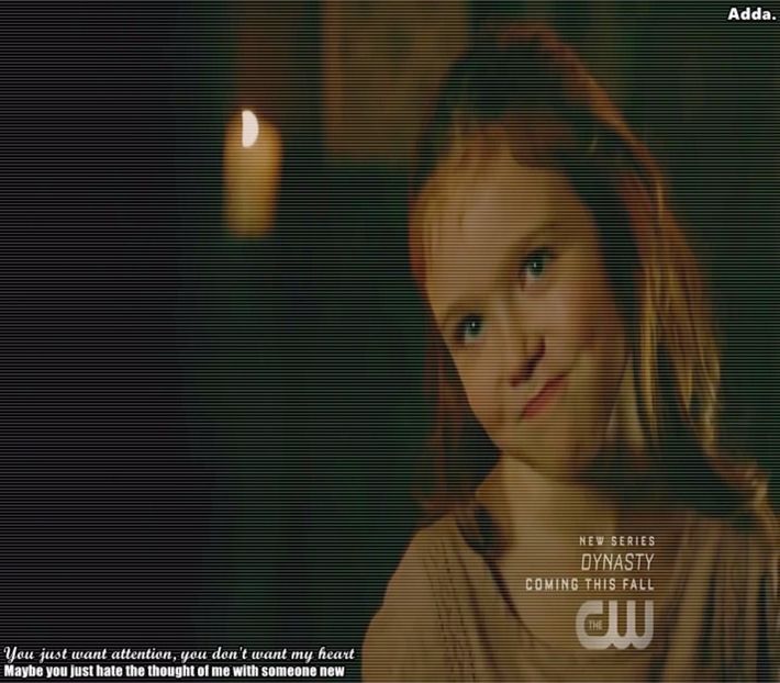 》 Ai dreptate. *îi zâmbește apoi se uită spre desene* Păi niște floricele... tata spune că + - 01 x welcome to mystic falls