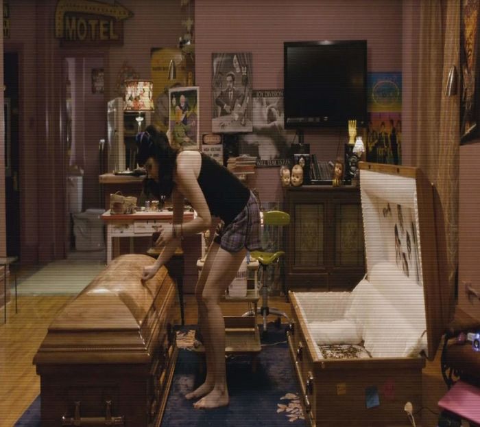 — Având căștile la maxim în urechi nu o bag în seamă prima oară. Dar când ajunge în fața mea - 1x01-open up to new experiences