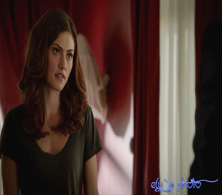 ✪ *o gaseste pe Hope in sufragerie* De ce stai tu singurica aici? *se apropie de ea si o pupa pe + - 01 x welcome to mystic falls