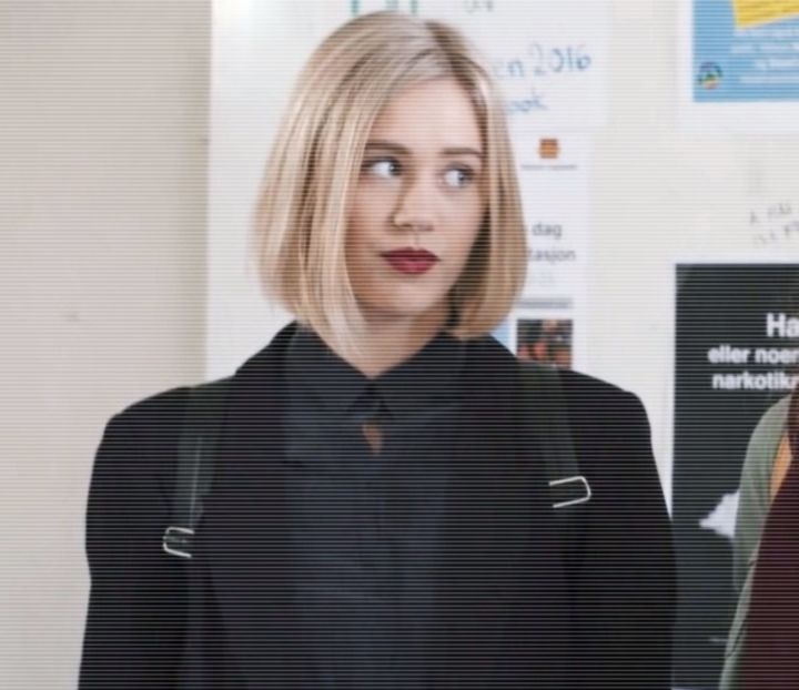 ━ Îi mulţumeşte mai mult din gesturi, apoi după ce Zoe rosteşte ultimele cuvinte, îşi mută - 1x01-open up to new experiences
