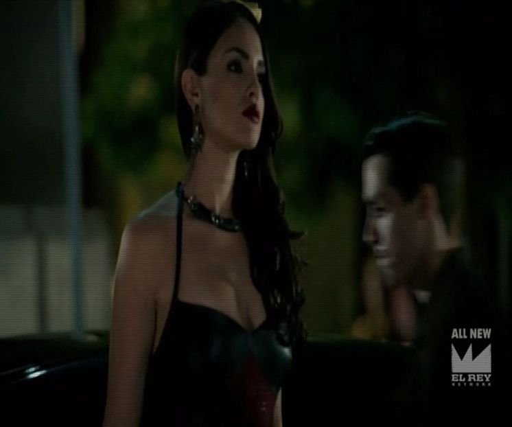 ☽━ de pe un picior pe altul, așteptând ca acesta să răspundă. - 1x01-open up to new experiences