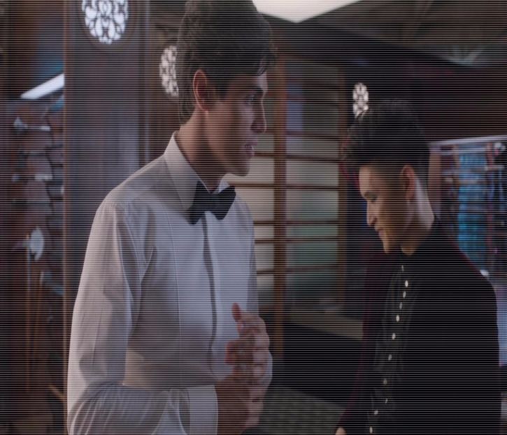 ̷͡︽.　·sǝuoq·♥̷̥l̍̍l̍̍i̍̍ʜ̍ɔ̍.; William apropo, el e Chris.”, îi indic apoi din priviri situația din  - 1x01-open up to new experiences