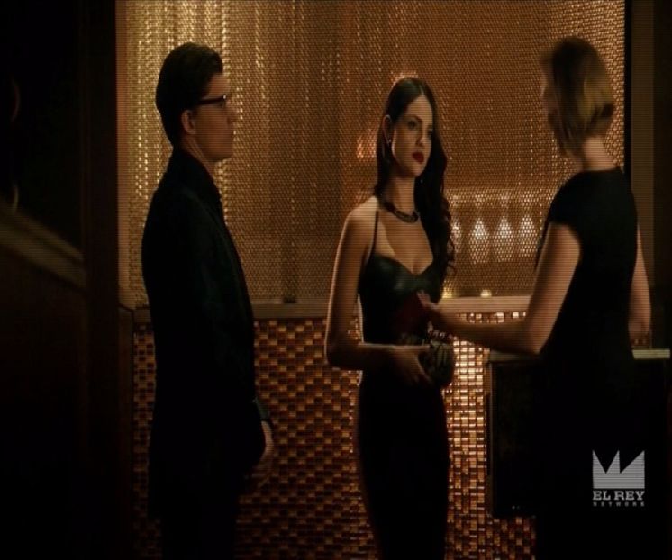 ☽━ dat-o.” După ce spun toate acestea, atenția îmi este captată de Chris care nu pare deloc impre - 1x01-open up to new experiences