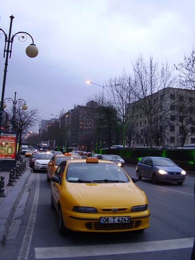 Asteptand cuminte; Un taxi galben asteptand verde la stop
