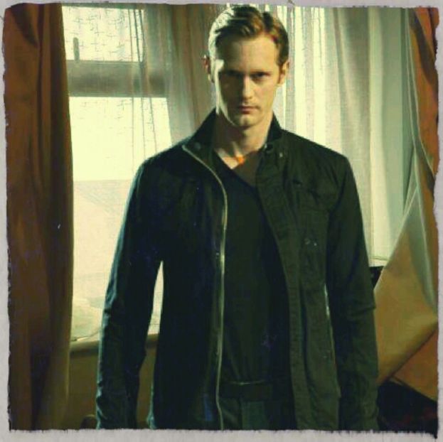 ╬ ﻉ√٥ﺎ; *intra in casa si se uita pe acolo amuzat* - 01 x welcome to mystic falls