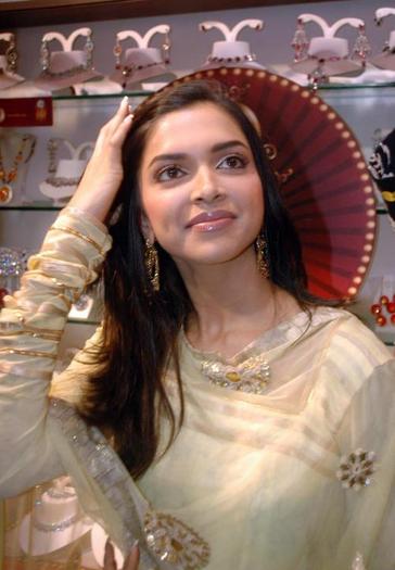 Deepika_Padukone_1225220710_2