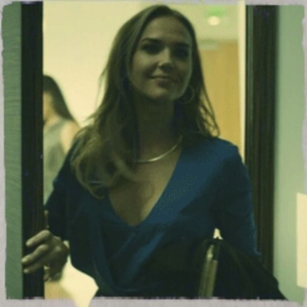 ╬ ﻉ√٥ﺎ; *apare in casa cu niste "jucarioare" in mana si se uita pe acolo* Cineva? Oricine, nimeni?(c - 01 x welcome to mystic falls