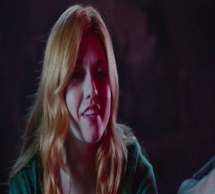 *zâmbeşte şi îşi lasă capul în jos, acoperindu-şi faţa +CL - 01 x welcome to mystic falls