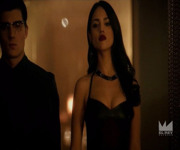☽━ Îmi pun mâna deasupra frunții pentru că soarele îmi intra în ochi. Tresar brusc când Alisson se - 1x01-open up to new experiences