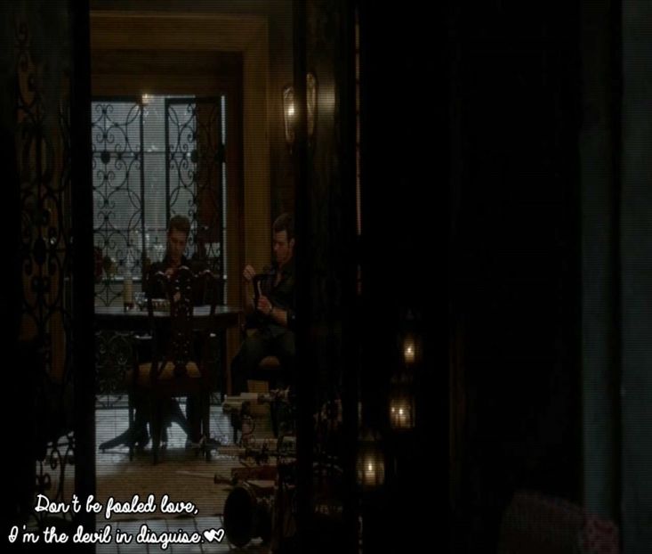 ✄ . ҠĪИƓ ☼F ĤYßŔĪDS ♛ ☂ . [cl] [#sta la masa pe acolo gen ph , doar ca singur , da un pahar - xo - Episode 05 here