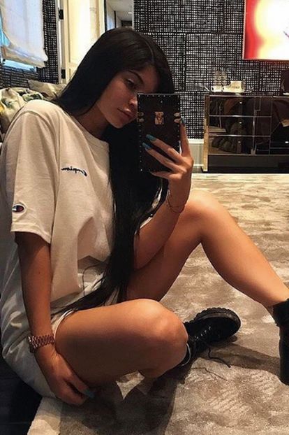 Kylie-Jenner-Instagram-2017-03-11_L25VN1RLdUFGbHBNWG5FZ2lmejZ1LWlLSXBYaz0vNDJ4MDo0MzN4NTg3LzY0MHgwLz - ad