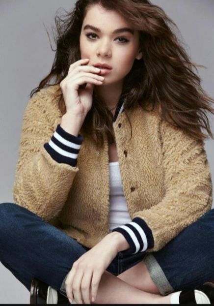 large (3) - hailee steinfelddd