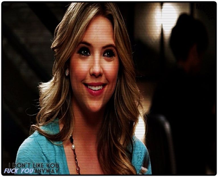 »; Paa;hh ;;) ;;face cu mâna după Aria; apoi se ridică râzând;; Ai apă minerală?:)) clk;; - epis x 01 - got a secret