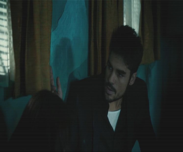 — O privesc pe fata minionă din fața mea și dându-mi seama că nu m-am sprezentat nici - epis x 01 - got a secret