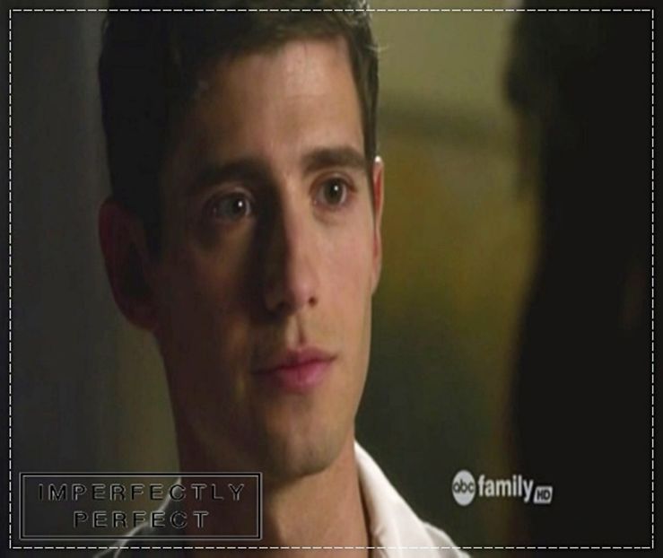 ┇» Nimic din ce spun eu nu sună rău. (se uită ip la ea, apoi râde scurt) Glumesc. :)) Hai - - epis x 01 - got a secret