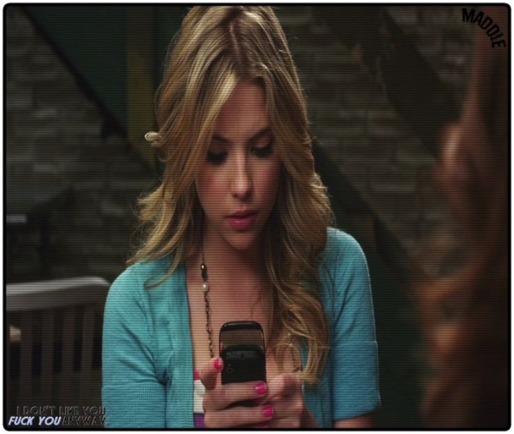 »; ;;dă să intre cu Spence în cafenea, simte telefonul ș ise oprește; îl scoate clk;; - epis x 01 - got a secret