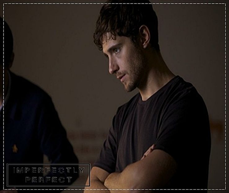 ┇» (iese din spital cu privirea în jos şi fiind destul de "distrus" şi îţi salută colegii ce tocmai- - epis x 01 - got a secret