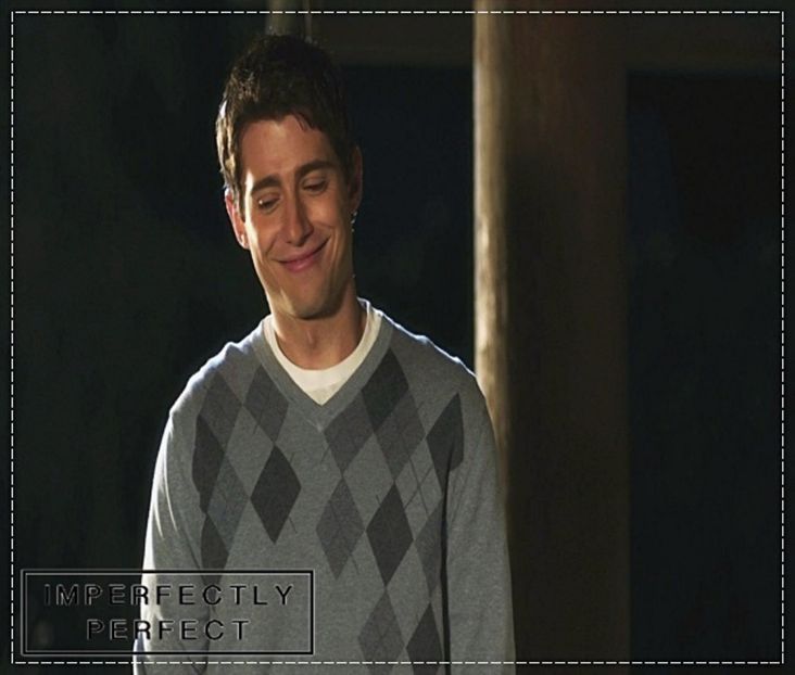 ┇» pfff. (închide ochii şi zâmbeşte ip lipindu-şi buzele) Mi-ai dat-o pe asta. :)) (râde scurt) - - epis x 01 - got a secret