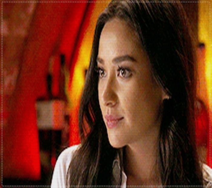 ✘.  #O vede pe Spencer și schițează un zâmbet, încercând să uite de mesajul dat de - epis x 01 - got a secret
