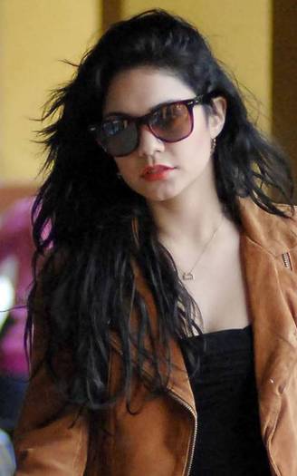 vanessa-hudgens_net-atdrycleanshop-15jan10-003