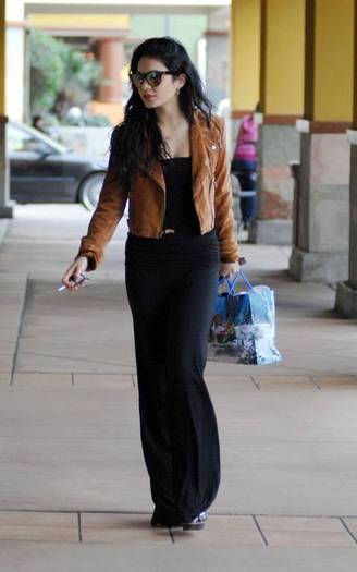 vanessa-hudgens_net-atdrycleanshop-15jan10-006 - Vanessa Hudgens