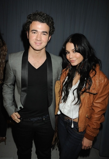 vanessa-hudgens_net-hopeforhaitinow-22jan09-003