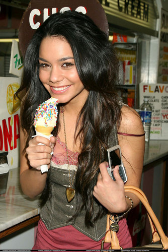 Vanessa-Anne-Hudgens-vanessa-anne-hudgens-169836_334_500