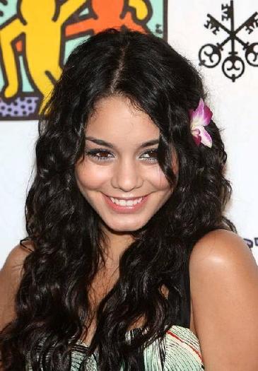 9RVsS9151107-02 - Vanessa Hudgens 2