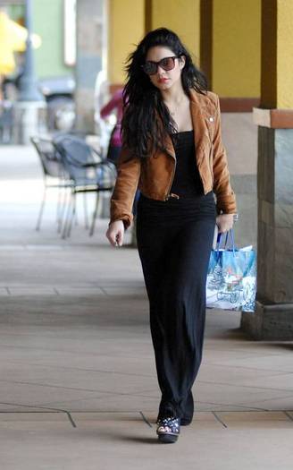vanessa-hudgens_net-atdrycleanshop-15jan10-002 - Vanessa Hudgens 2