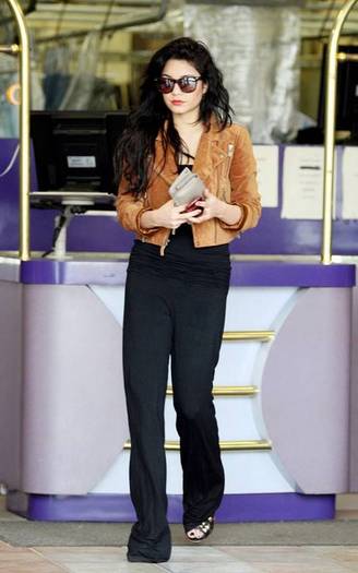 vanessa-hudgens_net-atdrycleanshop-15jan10-009