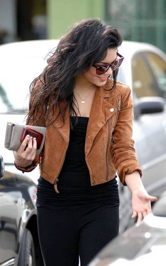 vanessa-hudgens_net-atdrycleanshop-15jan10-020