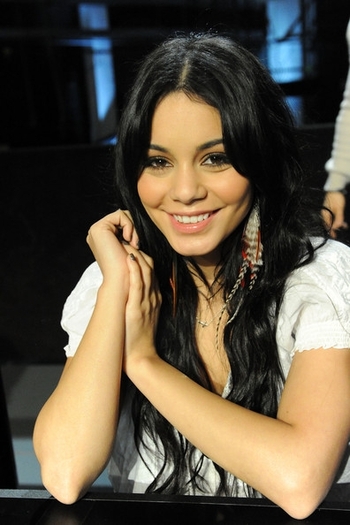 vanessa-hudgens_net-hopeforhaitinow-22jan09-006