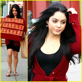 vanessa-hudgens-citywalk-sweet - Vanessa Hudgens 2