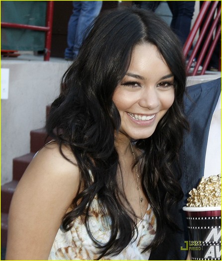 vanessa-hudgens-mtv-movie-awards-2008-03 - Vanessa Hudgens 2