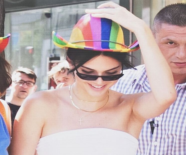 — c̮r̮u̮e̮l̮♥̷ǝɔuǝʇsᴉxǝ.; Eu aştept şi vedem ce o fi.:))) #Rosa. *îşi duce o mână pe spatele lui şi  - you got a fetish for my love - ep 01