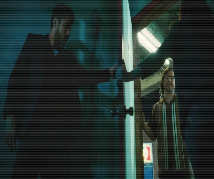 — Îi zâmbesc ștrengărește în colțul gurii. ❞Mă plimb și eu pe aici. Nu prea cunosc lumea - epis x 02 - can you keep it?