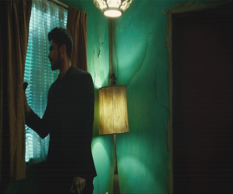 — Îmi bag telefonul la locul lui și încept  să merg alături de ea spre parc. - epis x 02 - can you keep it?