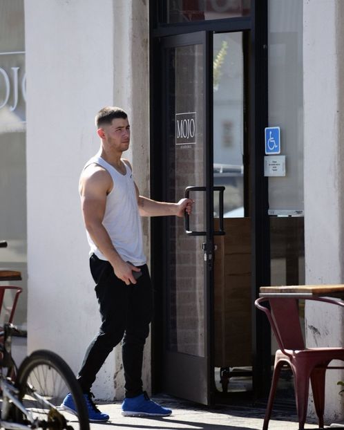 C3CGTm3W8AEj_sE - nick jonas