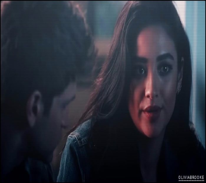 ». #La un moment dat, ridică privirea din telefon și o vede pe Spencer puțin mai în - epis x 02 - can you keep it?