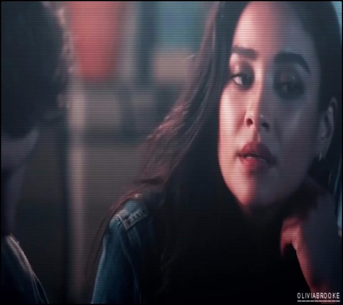 ». #Ridică ușor din umeri, schițând un zâmbet pe buze când o vede. Voiam să mă - epis x 02 - can you keep it?