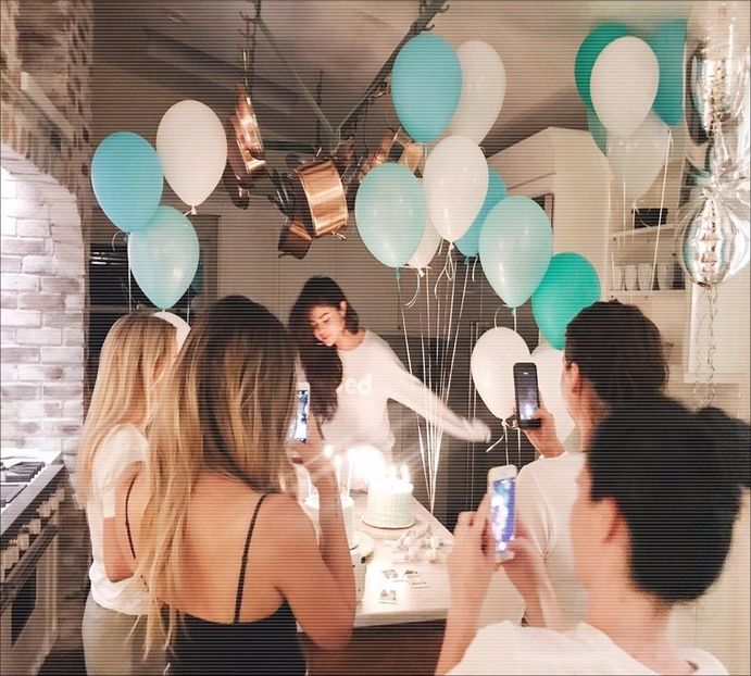 ╰k̷̷e̷̷e̷̷p̷ ̷♥̷ɓuıʇɥɓıɟ.; * coboară scările și merge spre canapea unde se așează așteptând - you got a fetish for my love - ep 01