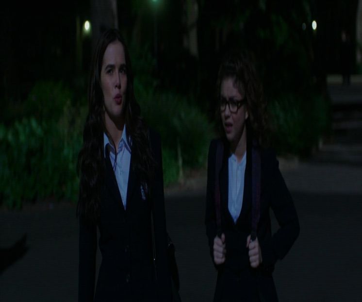 — ❞Probabil în seara asta mă apuc de aranjat.❞ Îmi trec o mână prin păr și mă las pe spate. - epis x 02 - can you keep it?