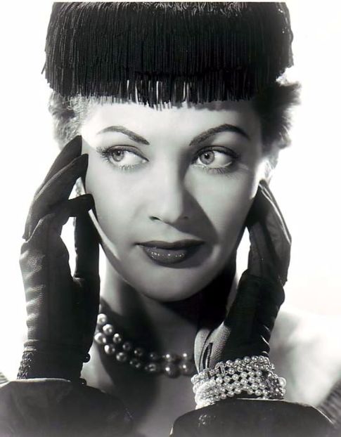 2-4 - Yvonne de Carlo