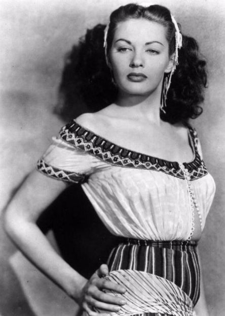 5ywgs00x5o3656w5 - Yvonne de Carlo