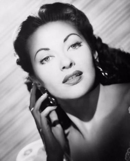 5ywp53c2uestpw3t - Yvonne de Carlo