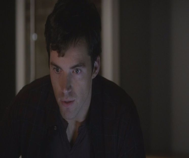 - (zâmbește larg la auzul spuselor ei) Te-ai pedepsi singură. (o privește amuzat și - - epis x 02 - can you keep it?