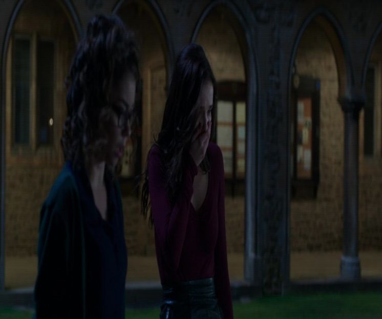 — Surâd de el și îmi las capul pe o parte. ❞Foarte.❞ Las lingurița după ce mă satur de plăcintă - epis x 03 - swear this one