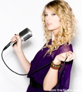 UOPYHJSLRBPADMPZEIV - taylor swift sedinta foto4